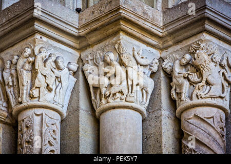 Close up di elemento del giudizio ultimo timpano da Gislebertus nella cattedrale di Autun, Borgogna, Francia prese il 18 giugno 2013 Foto Stock