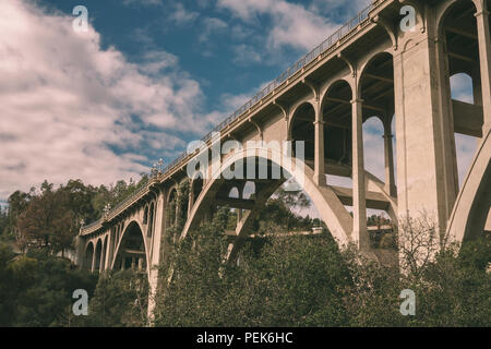 Colorado Street Bridge con le nuvole Foto Stock