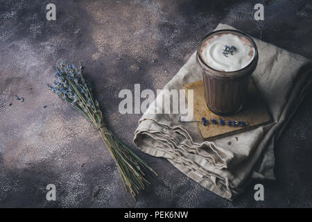 Lavanda latte o caffè. Autunno autunno o inverno bevanda calda. Lo sfondo con il profumo di lavanda Foto Stock