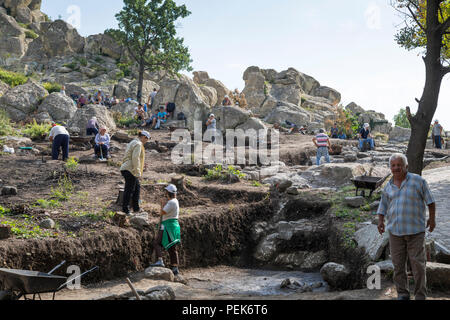 I lavoratori di scavare in antico sito di scavo con Thracian e greco resti a Perperikon, Kardzhali provincia, Bulgaria - Foto Stock