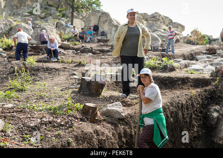 I lavoratori di scavare in antico sito di scavo con Thracian e greco resti a Perperikon, Kardzhali provincia, Bulgaria - Foto Stock