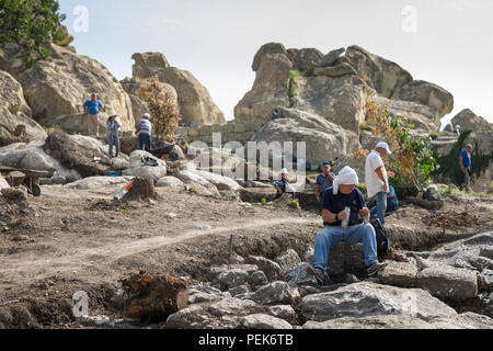 I lavoratori di scavare in antico sito di scavo con Thracian e greco resti a Perperikon, Kardzhali provincia, Bulgaria - Foto Stock