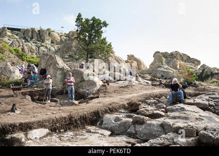 I lavoratori di scavare in antico sito di scavo con Thracian e greco resti a Perperikon, Kardzhali provincia, Bulgaria - Foto Stock