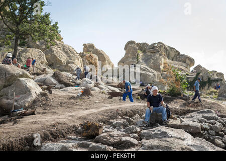 I lavoratori di scavare in antico sito di scavo con Thracian e greco resti a Perperikon, Kardzhali provincia, Bulgaria - Foto Stock