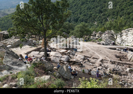 I lavoratori di scavare in antico sito di scavo con Thracian e greco resti Perperikon,Bulgaria Foto Stock