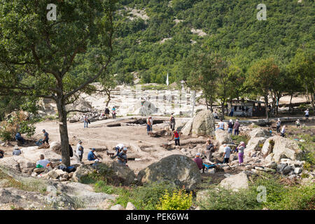 I lavoratori di scavare in antico sito di scavo con Thracian e greco resti Perperikon,Bulgaria Foto Stock