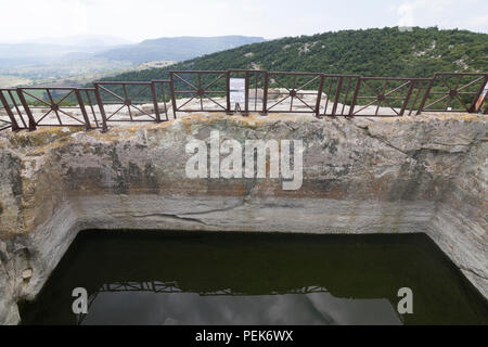 Antico serbatoio d'acqua a storico sito di scavo Perperikon con Thracian e greco resti Foto Stock