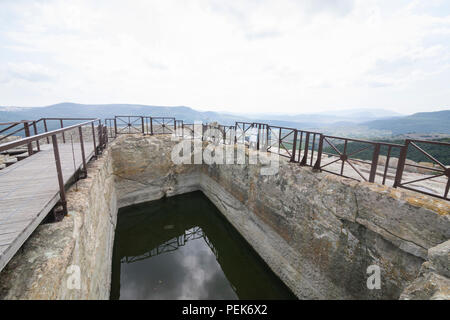 Antico serbatoio d'acqua a storico sito di scavo Perperikon con Thracian e greco resti Foto Stock