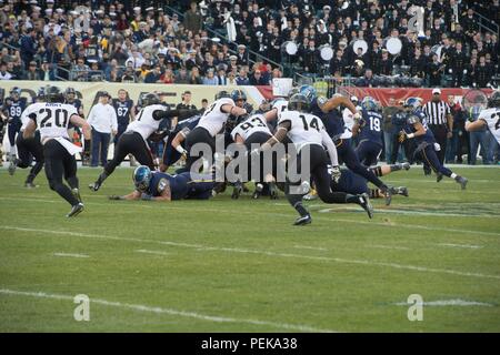 Il 2015 Army Navy Game si svolse a Philadelphia il 12 dicembre 2015, con la United States Military Academy a West Point Black Knights e le squadre di football degli United States Naval Academy Midshipmen. L'evento è un gioco di rivalità di lunga data che mette in mostra cadetti e guardiamarina che competono nel calcio di livello collegiale. Il match includeva esibizioni cerimoniali, inni nazionali e la presenza da parte di funzionari del Dipartimento della difesa, tra cui il Segretario della difesa Ash Carter. Il gioco fa parte della tradizione calcistica annuale Army-Navy. Foto Stock
