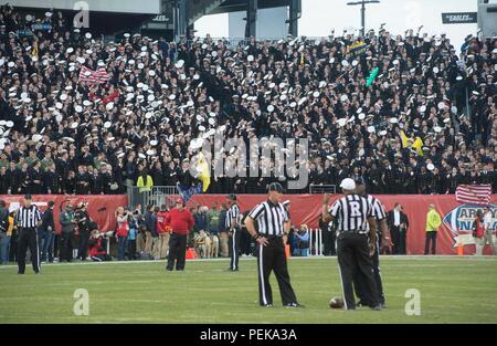 I Midshipmen della United States Naval Academy esultarono e mostrarono sostegno alla loro squadra durante l'Army Navy Game del 2015 a Philadelphia il 12 dicembre 2015. La rivalità annuale tra i Naval Academy Midshipmen e i West Point Black Knights è una delle più antiche negli sport universitari. I partecipanti includevano personale militare, ex allievi e funzionari governativi. L'evento ha visto la partecipazione di bande marcianti, presentazioni cerimoniali, inni nazionali e vivaci esibizioni di cadetti e guardiani, rafforzando la tradizione e lo sfarzo di questo gioco storico. Foto Stock