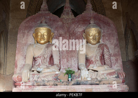 [Statua del Buddha] Santuario il Tempio di Dhammayangyi, un antico tempio buddista a Bagan, è la struttura più grande e più massiccia tra le migliaia di templi della zona. Foto Stock