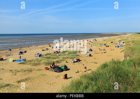 Old Hunstanton, spiaggia, sabbia, bay, lucertole da mare, lettini, Mare del Nord, costa, Norfolk, Inghilterra, Regno Unito Foto Stock