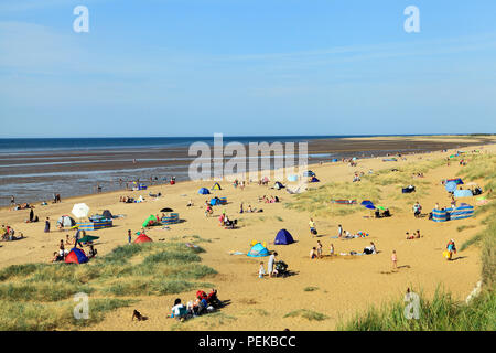 Old Hunstanton, spiaggia, sabbia, bay, lucertole da mare, lettini, Mare del Nord, costa, Norfolk, Inghilterra, Regno Unito Foto Stock