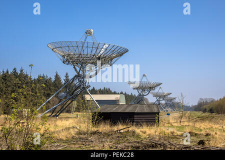 Lunga fila di radio telescopi di Westerbork in Olanda Foto Stock
