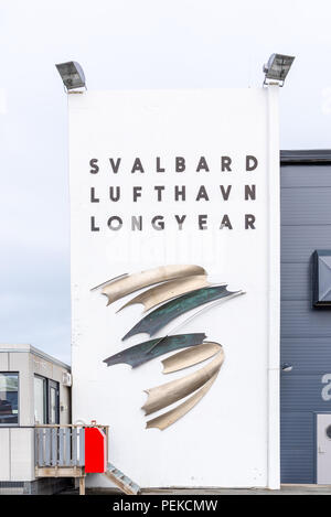 Airport Terminal e segno (Svalbard Lufthavn Longyear) a Longyearbyen, Svalbard, Norvegia. Foto Stock