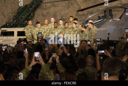 U.S presidente Donald Trump segni di John McCain di Difesa Nazionale atto di autorizzazione circondato dai soldati della decima divisione di montagna Agosto 13, 2018 a Fort Drum, New York. Foto Stock