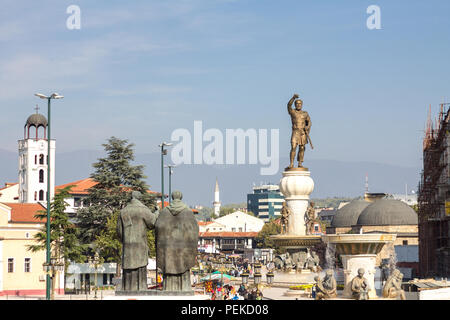 SKOPJE, MACEDONIA - 10 ottobre. 2015: Statua di Filippo II di Macedon, antico re della Macedonia. Inaugurato nel 2012, divenne uno dei punti di riferimento o Foto Stock