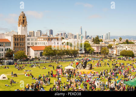 SAN FRANCISCO, CA - Luglio, 04, 2017: Missione Dolores Park panorama in San Francisco. SF è la più densamente risolte le grandi città in California. Foto Stock