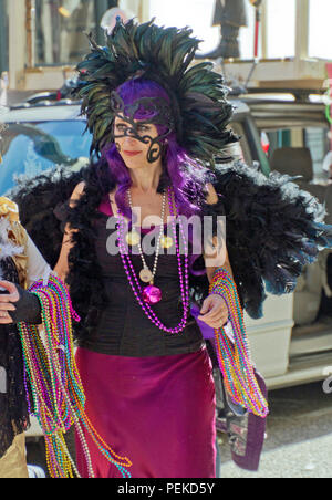 ASHEVILLE, North Carolina, Stati Uniti d'America - 7 febbraio 2016: colorati e creativamente costume Mardi Gras clown porta un septor nel 2016 Mardi Gras Parade Foto Stock