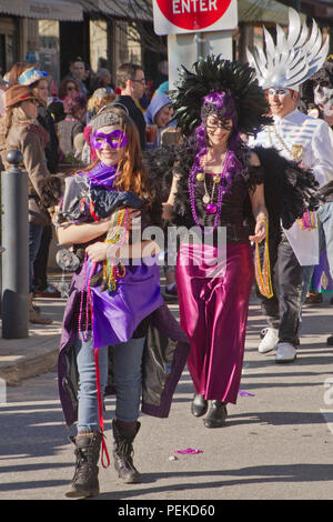 ASHEVILLE, North Carolina, Stati Uniti d'America - 7 febbraio 2016: colorato costume creativo di uomini e donne nel 2016 Mardi Gras Parade trasportare talloni a buttare a b Foto Stock