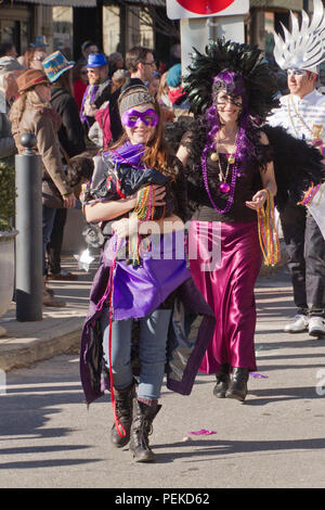 ASHEVILLE, North Carolina, Stati Uniti d'America - 7 febbraio 2016: creativamente costume uomini e donne a piedi nel 2016 Mardi Gras Parade portante perline colorate di thr Foto Stock