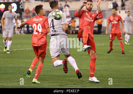 Sergio Reguilon #29 del Real Madrid (L), Bryan Cristante di Roma #6 e Sergio Ramos del Real Madrid #4 in azione durante il 2018 corrispondono ICC Foto Stock