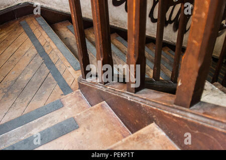Sfondo di carbone di scale in legno di un abbandonato vintage house con graffiti sulle pareti e finestre in vetro colorato. N. persone. Foto Stock