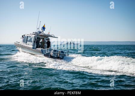 180813-N-WO404-257 MAR NERO (Agosto 13, 2018) Vice Adm. Lisa M. Franchetti, commander, U.S. Sesta Flotta e comandante navale, sorprendente e sostenere le forze NATO, sinistro e posteriore bulgaro Adm. Mitko Petev, bulgaro Navy capo di operazioni navali, stand su una marina bulgara imbarcazione di pattuglia durante un brulicare di esercitare con il Arleigh Burke-class guidato-missile destroyer USS Carney (DDG 64) nel Mar Nero il Agosto 13, 2018. Stati Uniti Sesta flotta, con sede a Napoli, Italia, conduce lo spettro completo di giunto e operazioni navali, spesso di concerto con alleati e partner tra le agenzie, al fine di avanzare U.S. Foto Stock