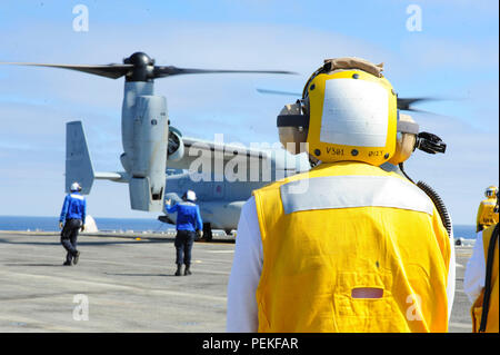 180814-N-VD165-087 OCEANO PACIFICO (Agosto 14, 2018) Capo di aviazione di Boatswain Mate (carburante) Francesco Flores, assegnato a galla gruppo Formazione (ATG) pacifico, valuta il ponte di volo a bordo le operazioni di assalto anfibio nave USS Boxer (LHD 4). Boxer in corso è di condurre le operazioni di routine nell'Oceano Pacifico orientale. (U.S. Foto di Marina di Massa lo specialista di comunicazione 1a classe Jose R. Jaen/rilasciato) Foto Stock