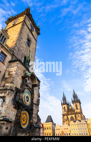 Punto di riferimento dell'Europa,Praga città oltre il tramonto,vista con castello e orologi,Czeck Repubblica. Foto Stock
