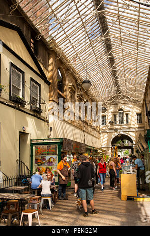 Regno Unito, Inghilterra, Bristol, St Nicholas Market, Vetro Arcade, caffè e ristoranti Foto Stock