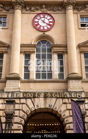 Regno Unito, Inghilterra, Bristol, mais Street, St Nicholas Market nella ex-Corn Exchange building, orologio con due minuti di mani che mostra a Londra e ora locale Foto Stock