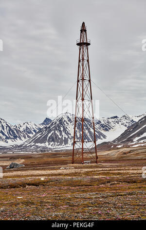 Montante di ormeggio di Amundsen's spedizione al Polo Nord, la più settentrionale e civile insediamento funzionale a Ny Ålesund, Svalbard o Spitsbergen, Europa Foto Stock