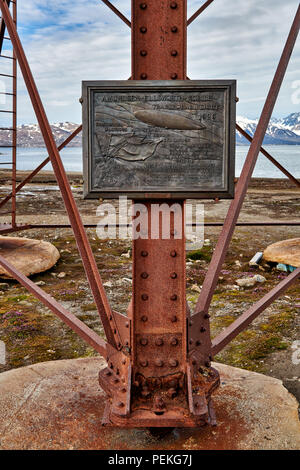 Pannello immagine a Ny Ålesund-commemora Amundsen's spedizione al Polo Nord, la più settentrionale e civile insediamento funzionale a Ny Ålesund, Svalbard Foto Stock
