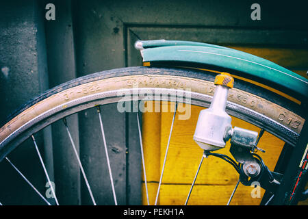 Dettaglio di un'annata ruota di bicicletta e dinamo Foto Stock