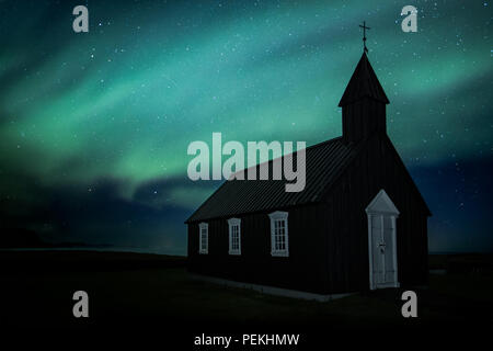 Budir Chiesa sotto l'Aurora Boreale e luci del nord sulla penisola Snaefellsnes, Islanda Foto Stock