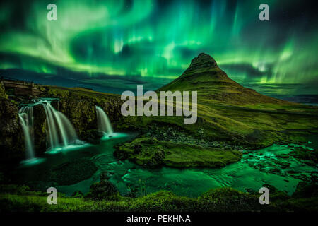 Aurora Boreale (Northern Lights) oltre Kirkjufell Montagna in Islanda Foto Stock