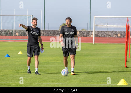 Frank James Lampard, OBE, manager di Derby County Football Club, con Chris Jones durante l'allenamento pre stagione a T3 training facility in Costa Adeje, Foto Stock