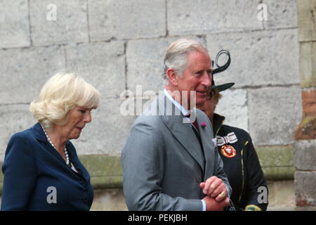 Il principe Carlo e Camilla. La duchessa di Cornovaglia visita a St Asaph cattedrale, Galles Foto Stock