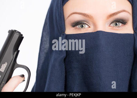 Ragazza in un velo con una pistola Foto Stock