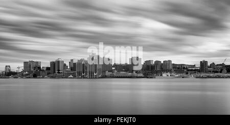 Halifax skyline da Alderney in atterraggio a 2 Ochterloney Street a Dartmouth, Nova Scotia sulla luglio 15, 2018 Foto Stock