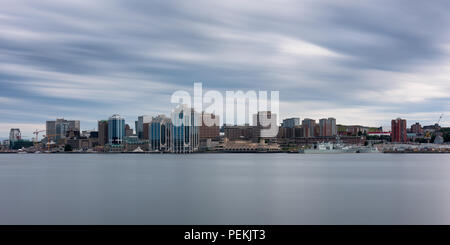 Halifax skyline da Alderney in atterraggio a 2 Ochterloney Street a Dartmouth, Nova Scotia sulla luglio 15, 2018 Foto Stock