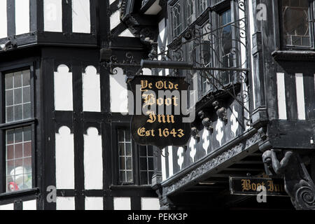 Ye Olde Boot Inn situato sulle righe in Eastgate Street nella città storica di Chester Foto Stock