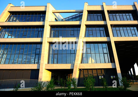 Moderno edificio di architettura. Edificio della Facoltà di Ingegneria Civile presso il campus universitario nella città croata di Osijek in Slavonia r Foto Stock