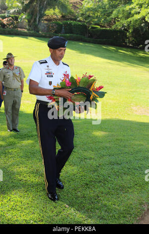 Gen. Vincenzo K. Brooks, commander, U.S. Pacifico esercito, prepara per deporre una corona a Bomana cimitero del Commonwealth, Papua Nuova Guinea, Gennaio 13, 2016 durante un tour delle nazioni del Pacifico evidenziando forze di terra di storia e di successi. Case di Bomana quasi 4.000 Australiano, Nuova Guinea britannica e il numero delle vittime. (Foto di Master Sgt. Mark St. Clair, XXV divisione di fanteria) Foto Stock