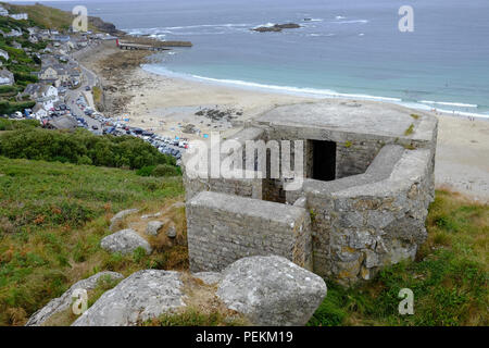 II Guerra Mondiale gun emplacement a Sennen Cove, Cornwall Foto Stock