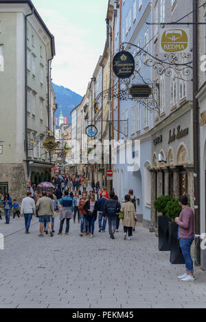 Salisburgo, Austria - 26 Giugno 2018: via pedonale nel centro storico di Salisburgo in Austria Foto Stock