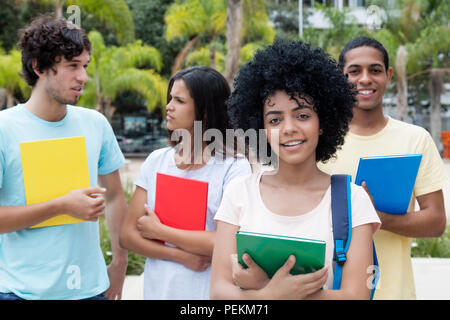 Gruppo di studenti internazionali sul campus della University in estate Foto Stock
