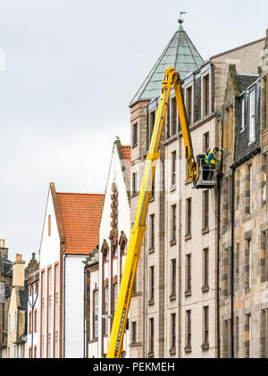 Elevato livello cherry picker con operai riparazione tubo discendente, la Riva, Leith, Edimburgo, Scozia, Regno Unito Foto Stock