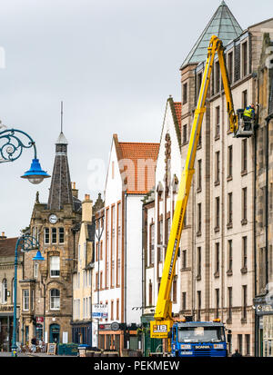 Elevato livello cherry picker sul carrello con operai riparazione tubo di scarico, la Riva, Leith, Edimburgo, Scozia, Regno Unito Foto Stock